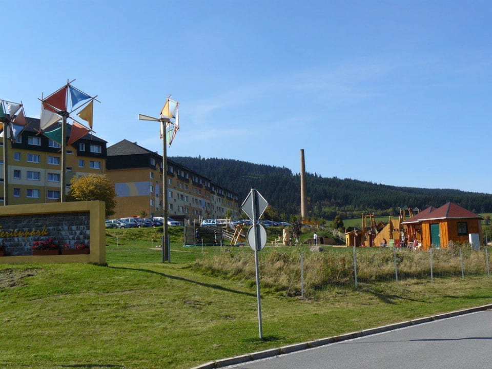 Spieleplatz im Vordergrund Elldus Resort - Familotel Erzgebirge