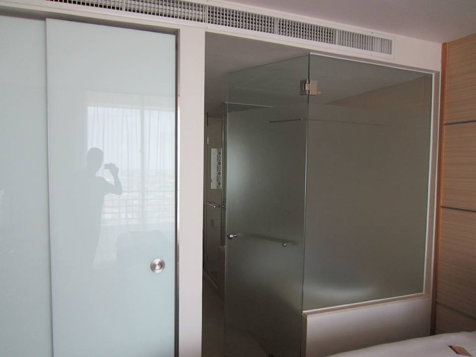 Vom Schlafzimmer zum Badezimmer JC Kevin Sathorn Bangkok Hotel