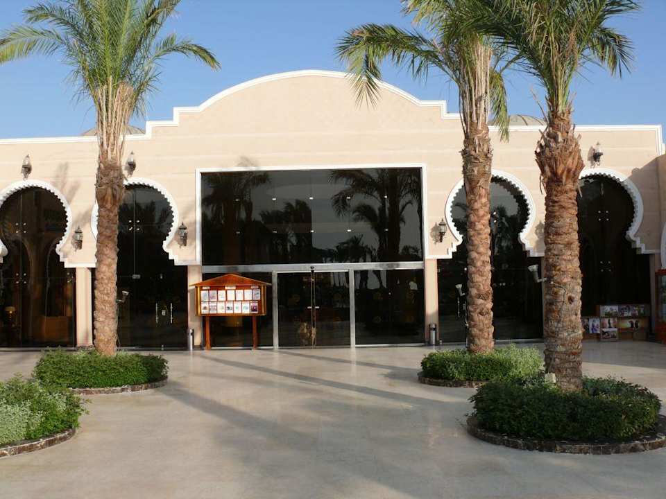 Wejście do budynku głównego Sea Beach Edge By Rotana