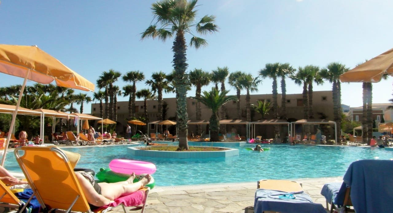 Teilansicht Pool Porto Bello Beach