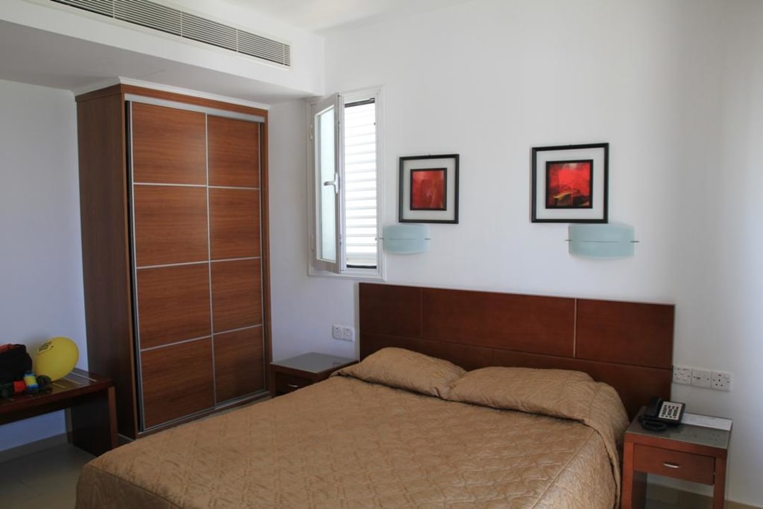 Schlafzimmer des Apartments Theo Sunset Bay Hotel