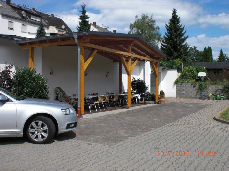 Überdachter Platz im Garten für z.B. Weinproben Hotel Weingut Goeres