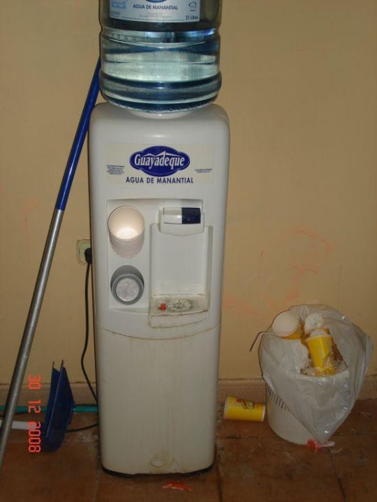 Verschimmelter Wasserspender im Kinderclub SBH Hotel Royal Monica