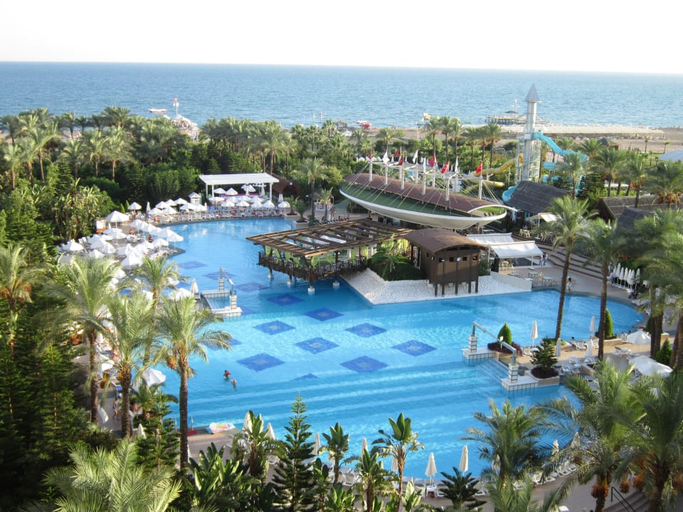 Blick auf Hauptpool, Poolbar und Meer Hotel Delphin Diva