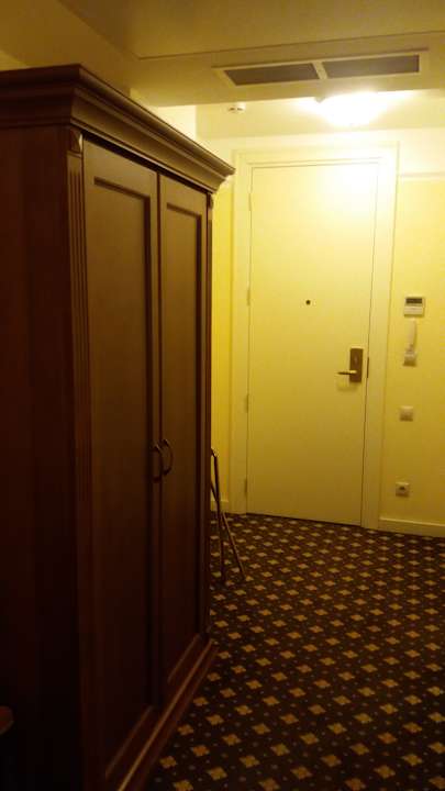 Zimmer / Eingangsbereich und Schrank Hotel Volgograd