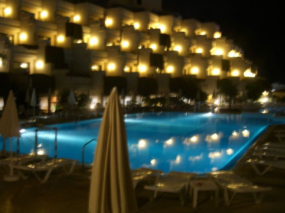 Pool und Hotel Abends Alexandre Hotel Gala