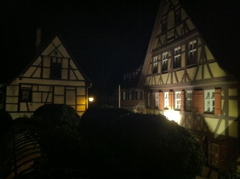  Blick vom Balkon auf den Innenhof - nachts Hotel Arvena Reichsstadt