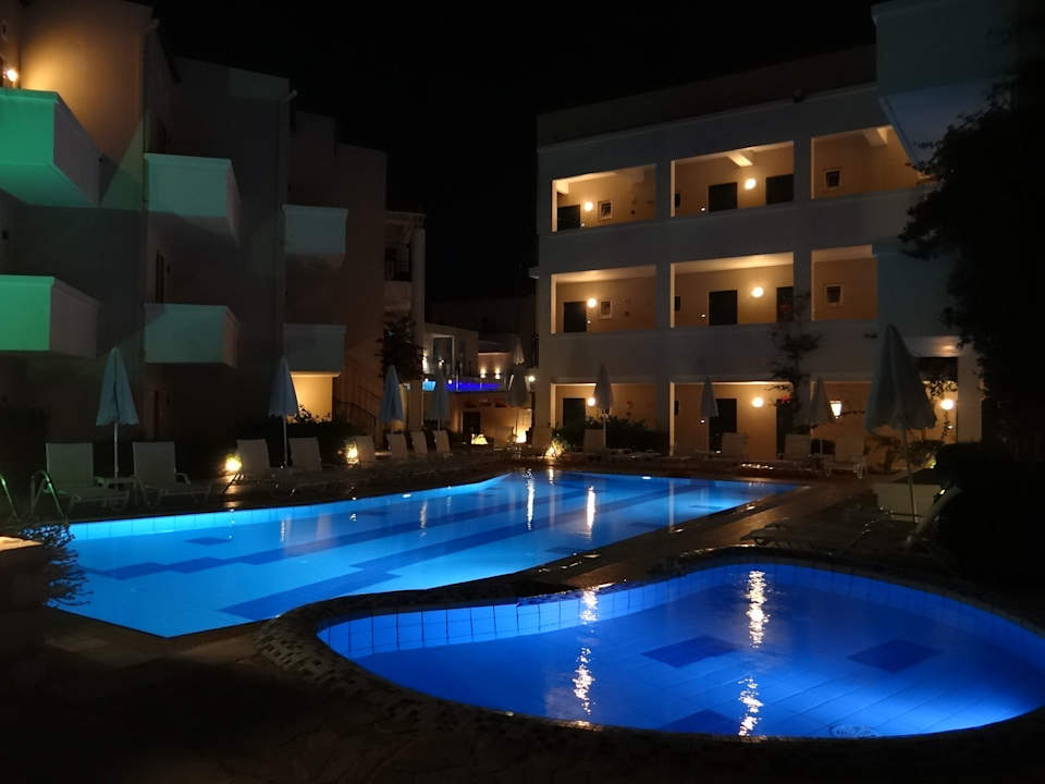 Basen nocą Dimitrios Village Beach Resort
