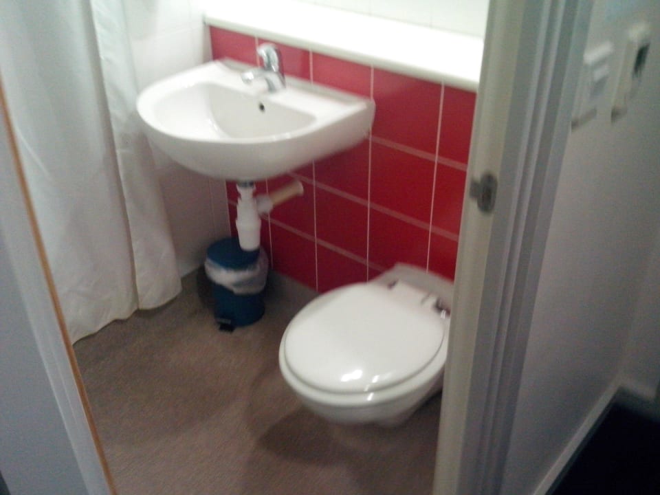 Clean bathroom Hotel Travelodge Heathrow Terminal 5