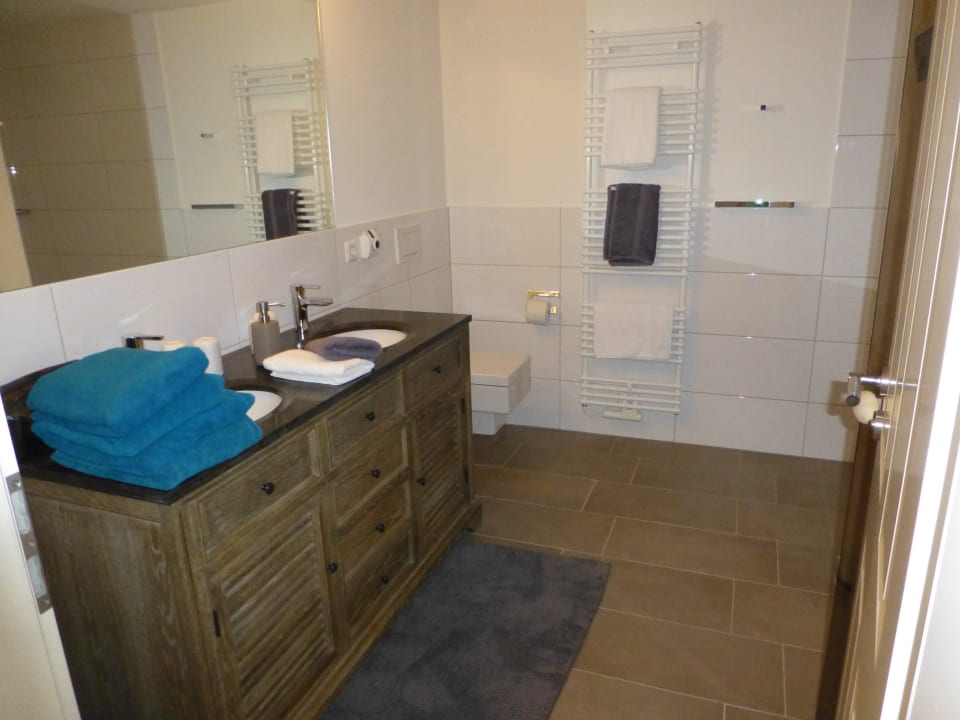 Bad mit ausreichend Platz und Sauna Weisse Villa am Meer Ferienwohnungen