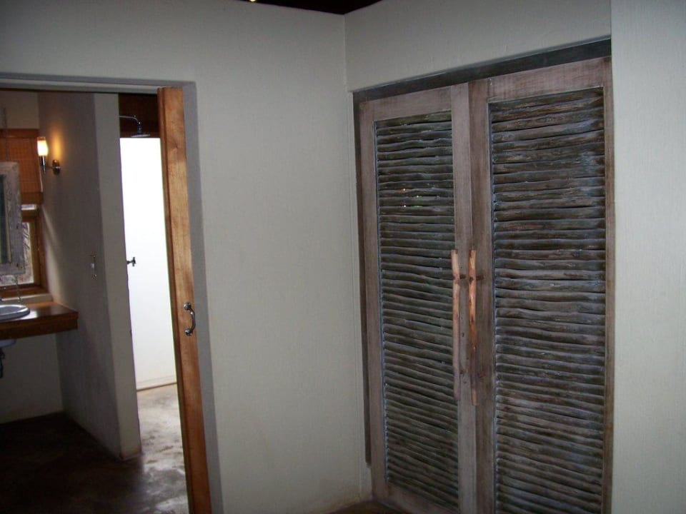 Vorraum zum Bad mit Schrank Buffalo Ridge Safari Lodge