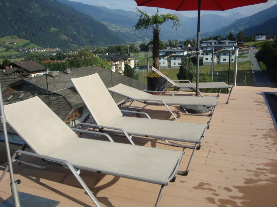 Liegefläche bei Außenpool Mia Alpina . Zillertal Family Retreat