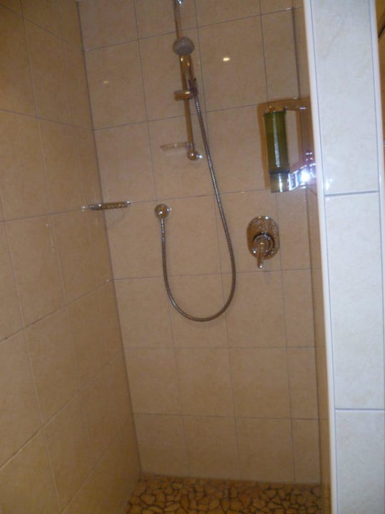 Grosszügige Dusche Hotel Garni Alpenjuwel