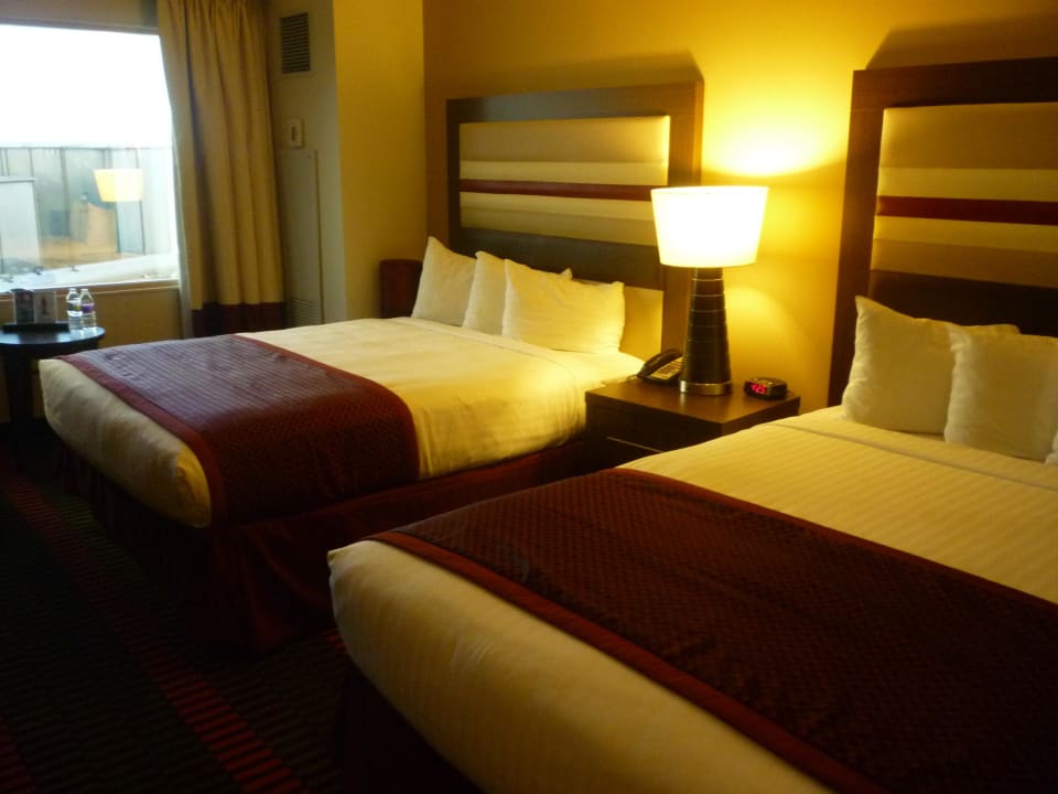 Zwei riesige, superbequeme Betten The STRAT Hotel, Casino and SkyPod