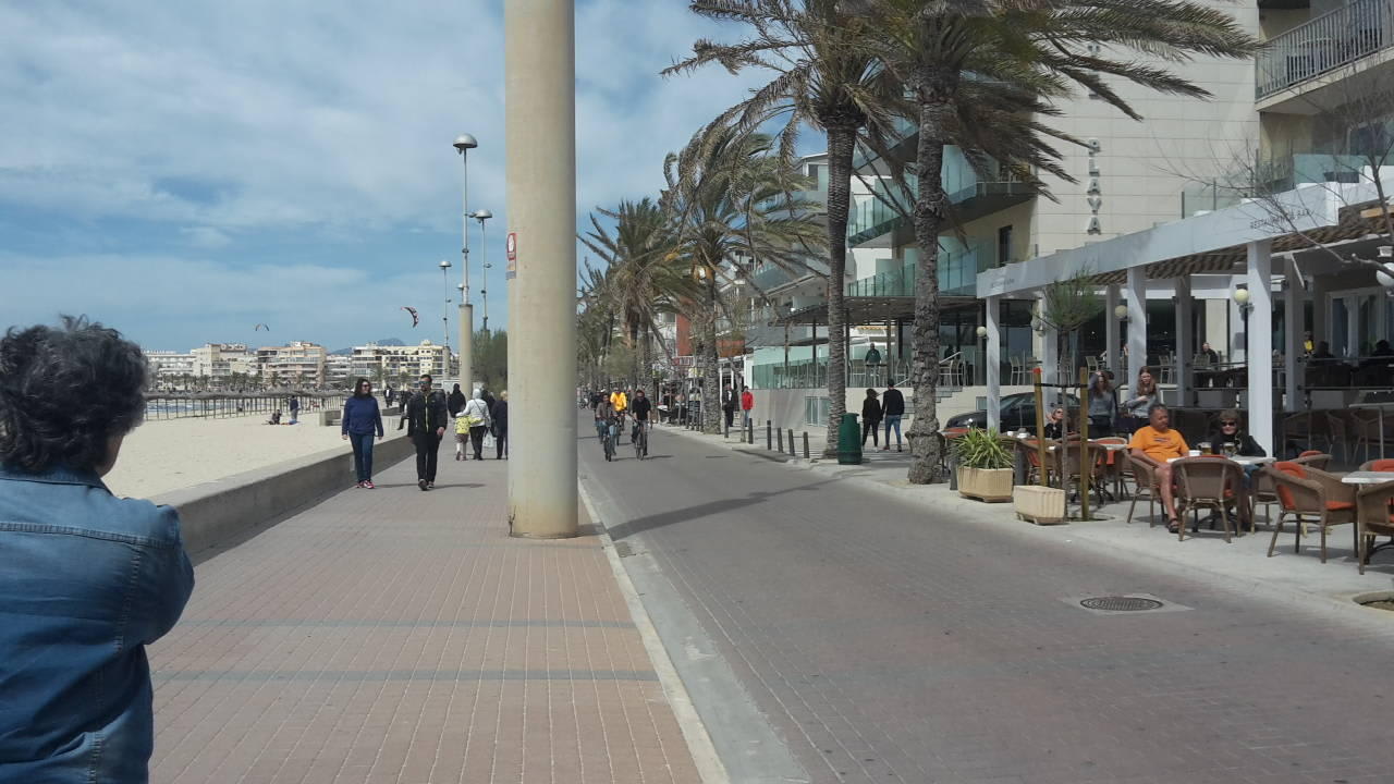 Blick von der Strandpromenade aufs Hotel Hotel Edén Palma Playa - Adults Only