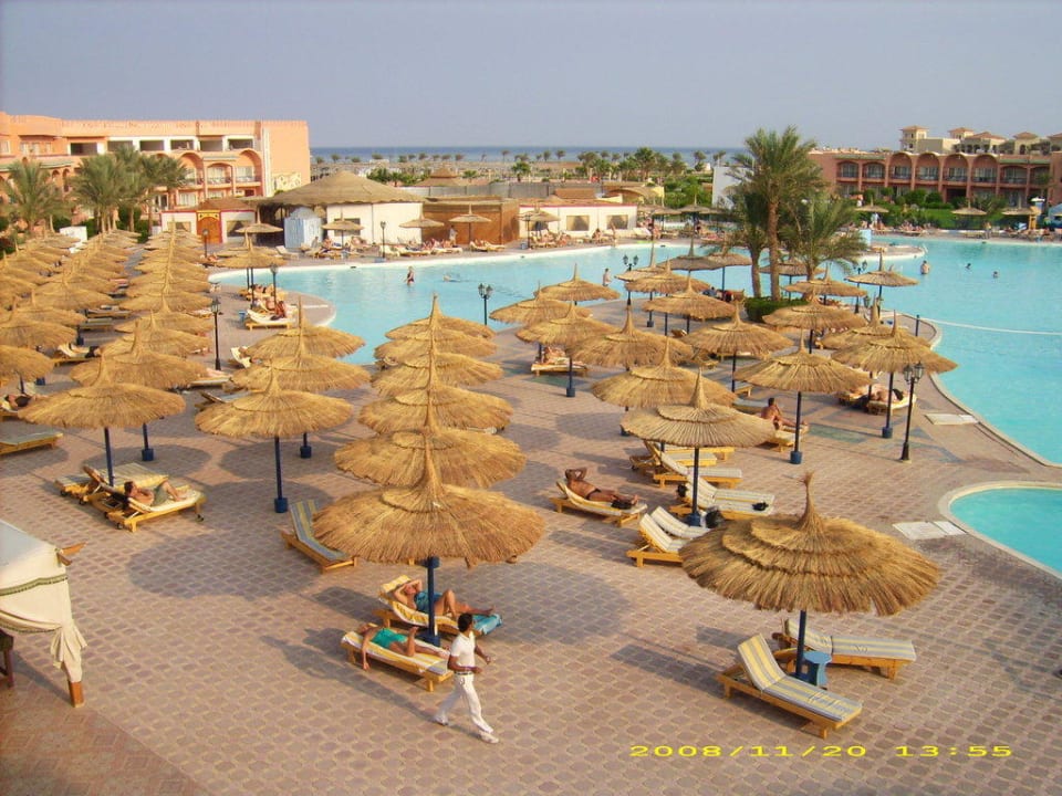 Blick auf die Garten-/Poolanlage Pickalbatros Royal Moderna Resort-Sharm El Sheikh