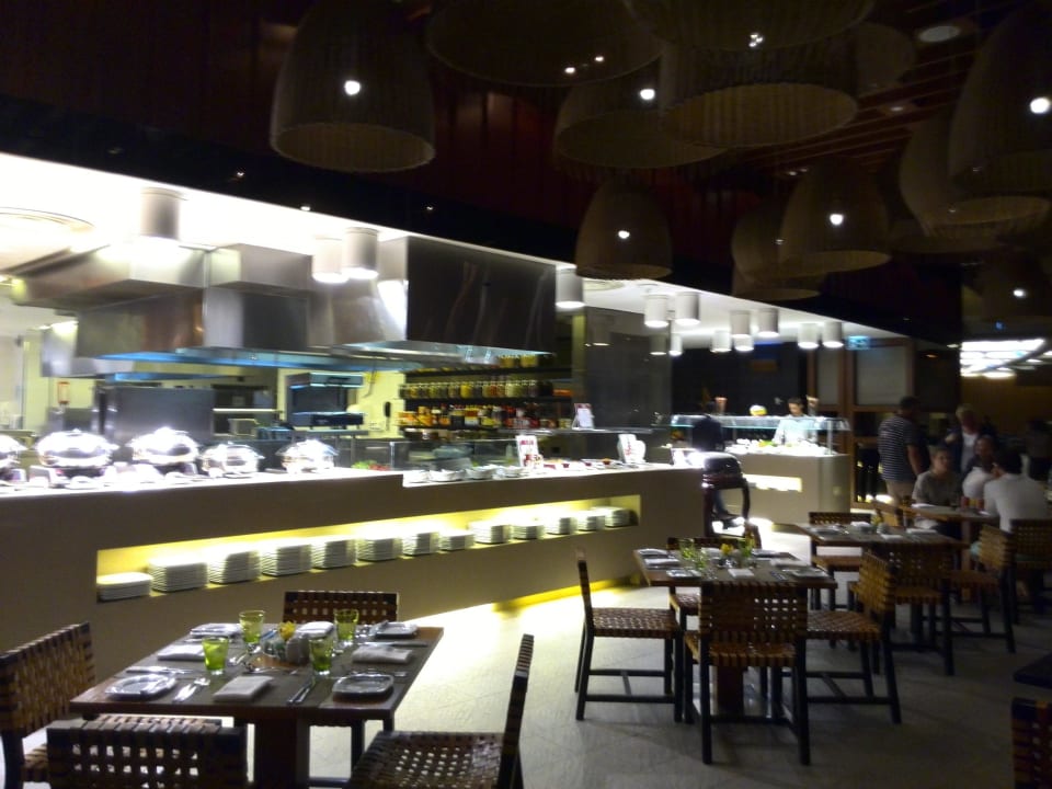 Links Salat-,Sushibar und Desserts Crowne Plaza Hotel Yas Island