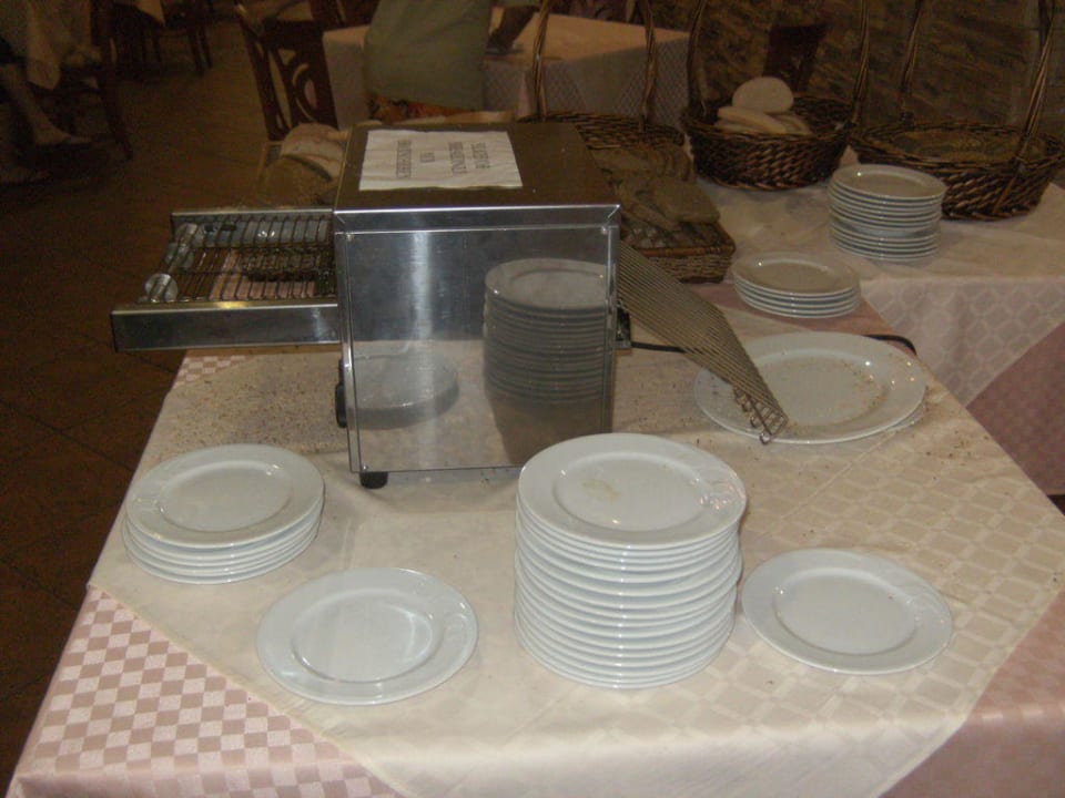 Toaster, schmutzige Teller Hotel Ivana Palace