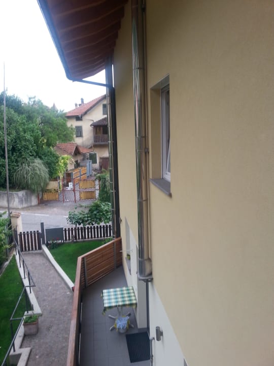 Vanaf mijn balkon. Fraaie afwerking Gasthof Hotel Terzer
