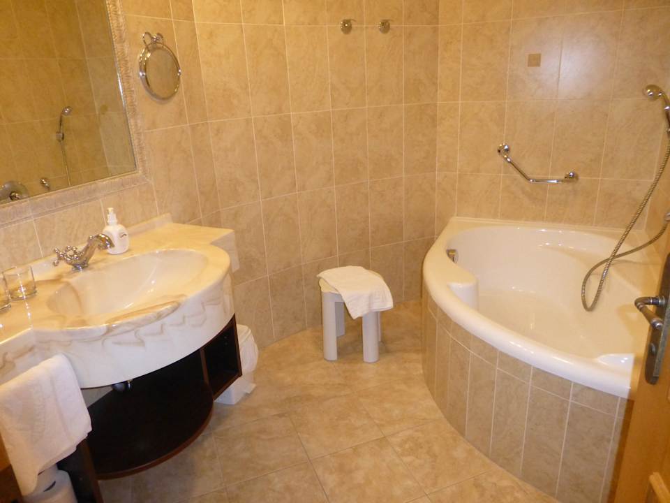 Badezimmer, Dusche und WC getrennt Alphotel Tyrol