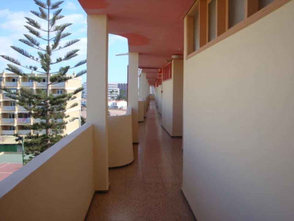 Gang zu den Zimmern alltoura Club Hotel Akeah Broncemar