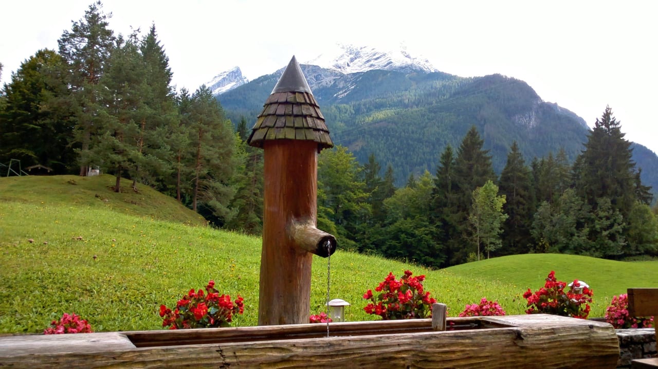 Vor dem Eingang Pension Auf'm Feggenlehen