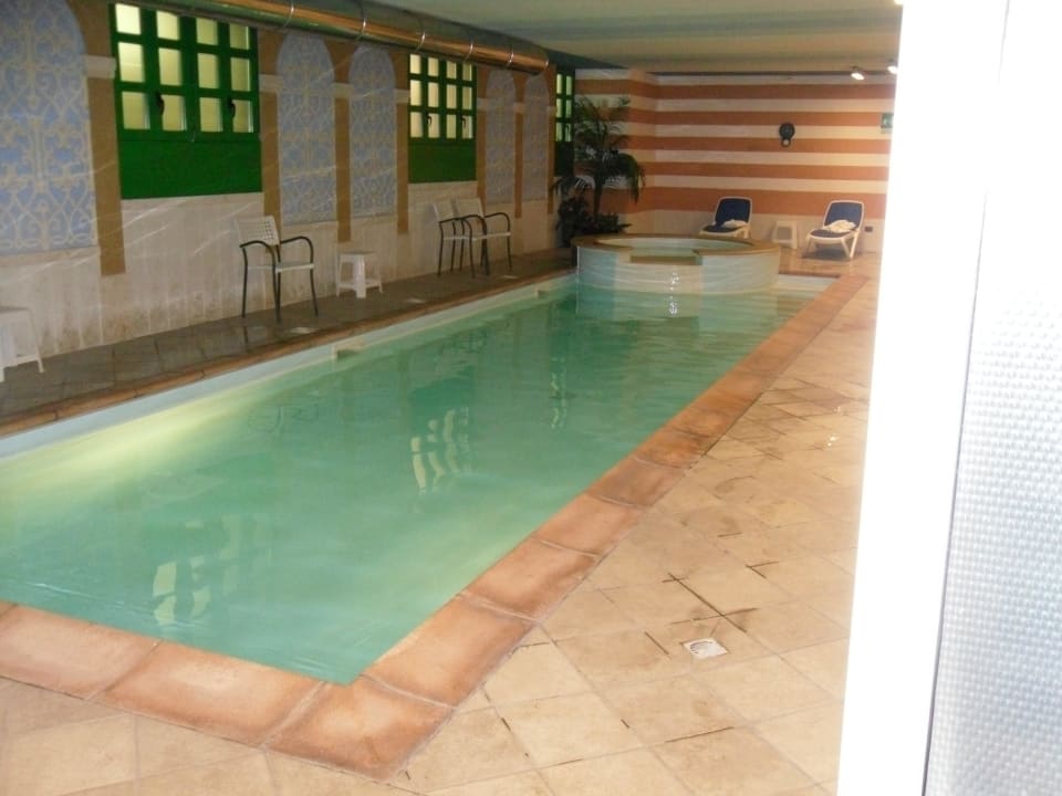 Innenpool West Point Airport Hotel