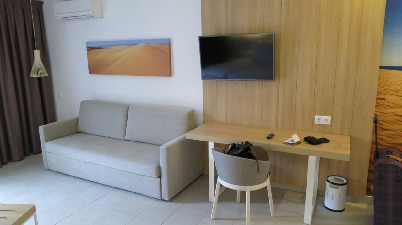 Sofa-/Fernsehecke im Zimmer Servatur Playa Bonita