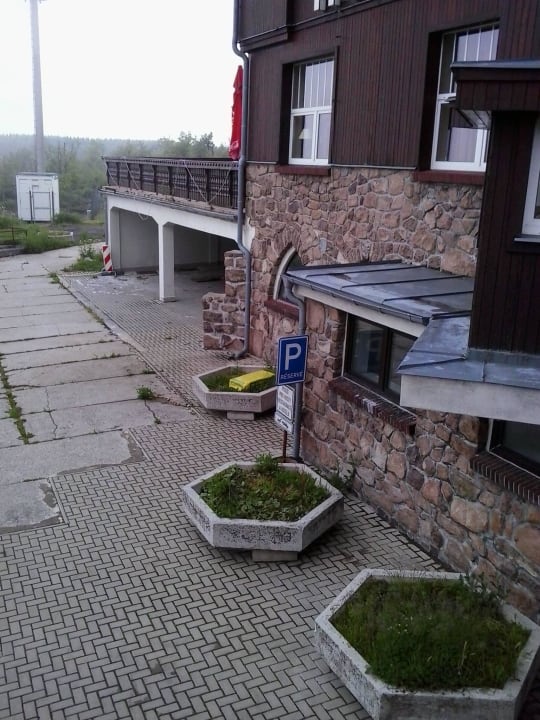 Straßenseitig Hotel Pomezí