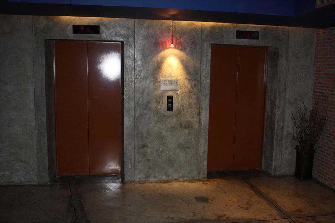 Die zwei Aufzüge des Hotels Siam@Siam Design Hotel Bangkok