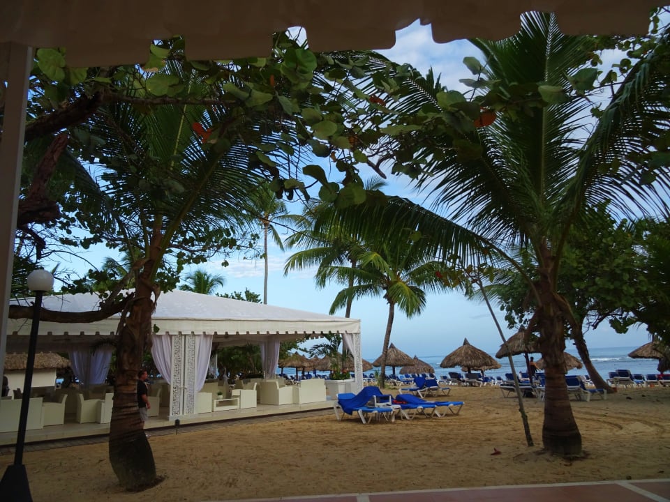 Blick vom Restaurant auf Strand und Bar Bahia Principe Grand El Portillo