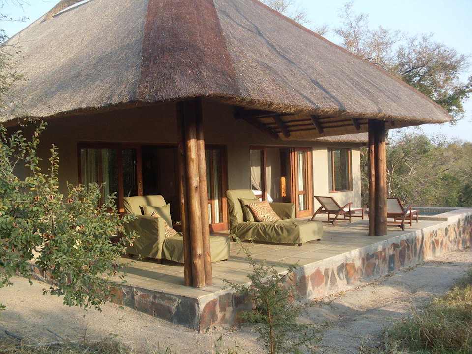 Veranda der Luxuslodge mit Privatpool Hotel Arathusa Safari Lodge