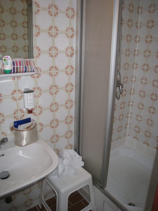Badezimmer mit Dusche Lerner Pension