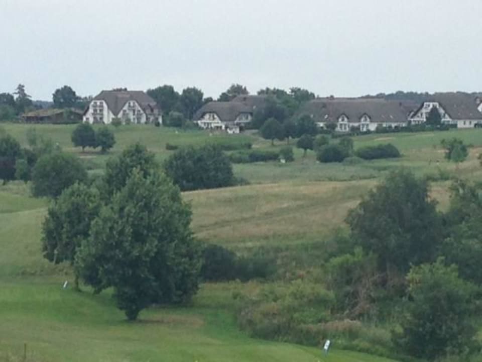 Die schöne Anlage vom Golfplatz aus gesehen Balmer See Hotel · Golf · Spa