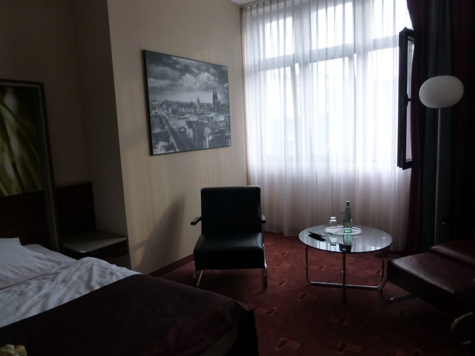 Sitzeceke im Zimmer Premier Inn Köln City Mediapark