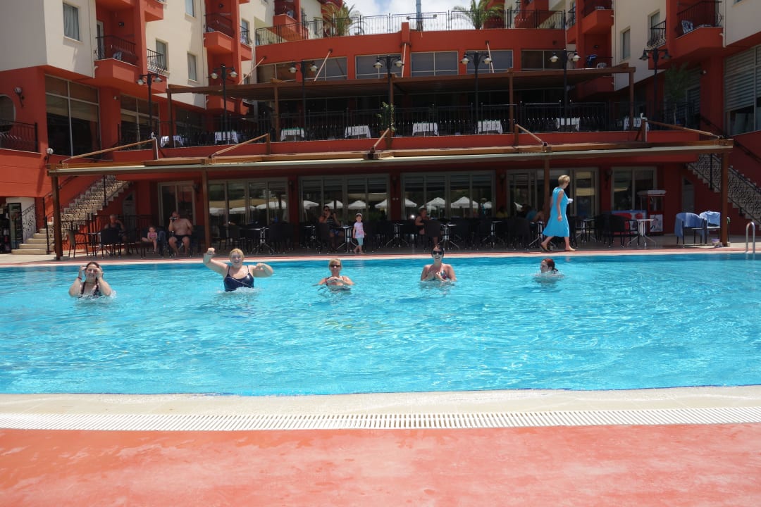 Pool mit Blick aufs Hotel Royal Atlantis Beach Hotel