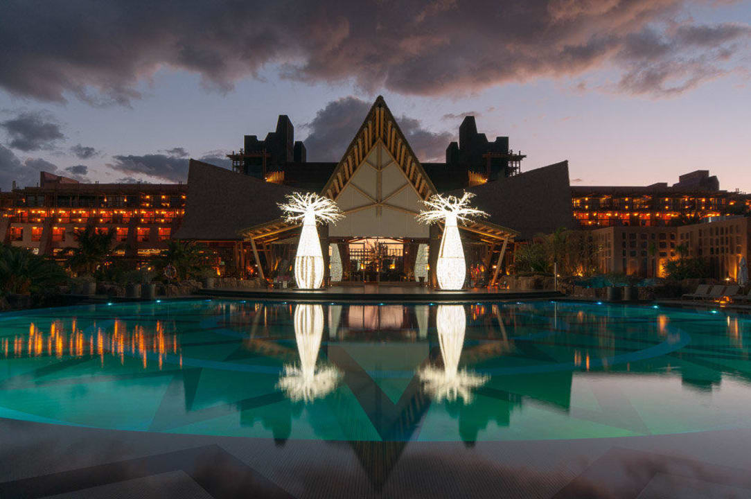 Poolanlage mit Sicht auf die Bar Lopesan Baobab Resort