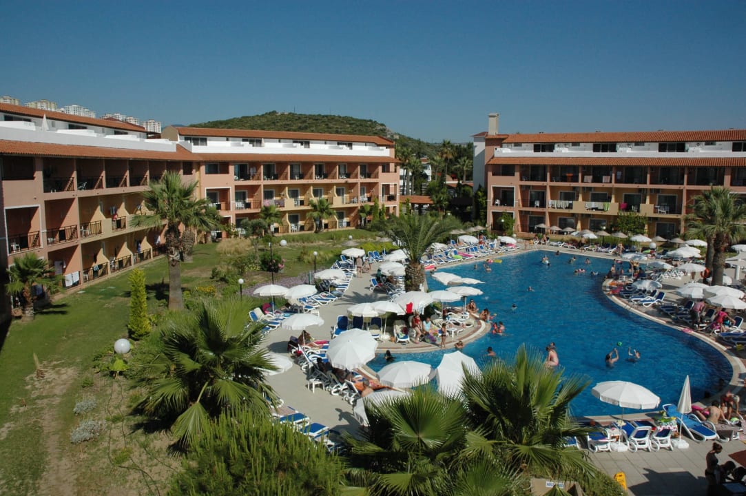 Basen przy pokojach rodzinnych Ephesia Holiday Beach Club