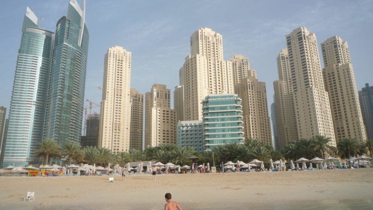 Blick aufs Hotel vonm Strand Hilton Dubai Jumeirah