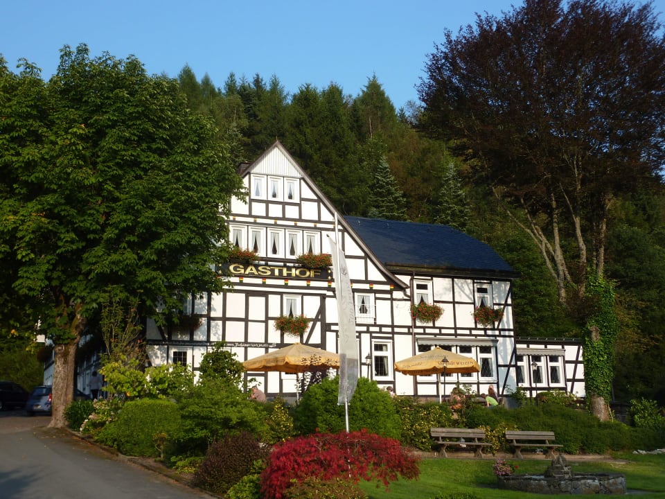 Straßenansicht mit Hotelgarten Gasthof Zum Grubental