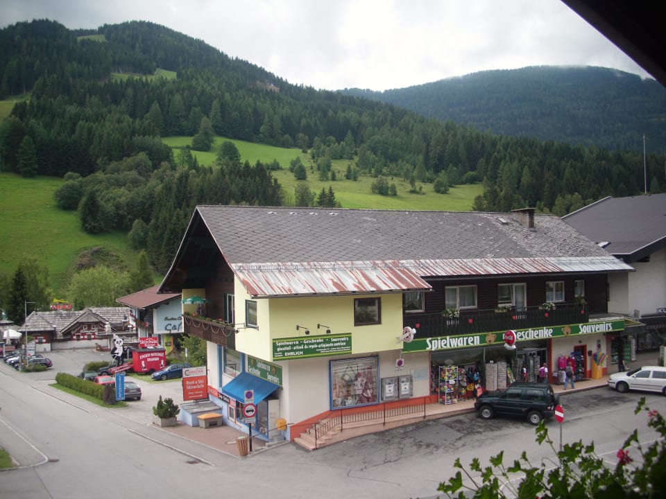 Vom Balkon aus - Blick auf Souvenirladen und Berge Gasthof Dorfwirt