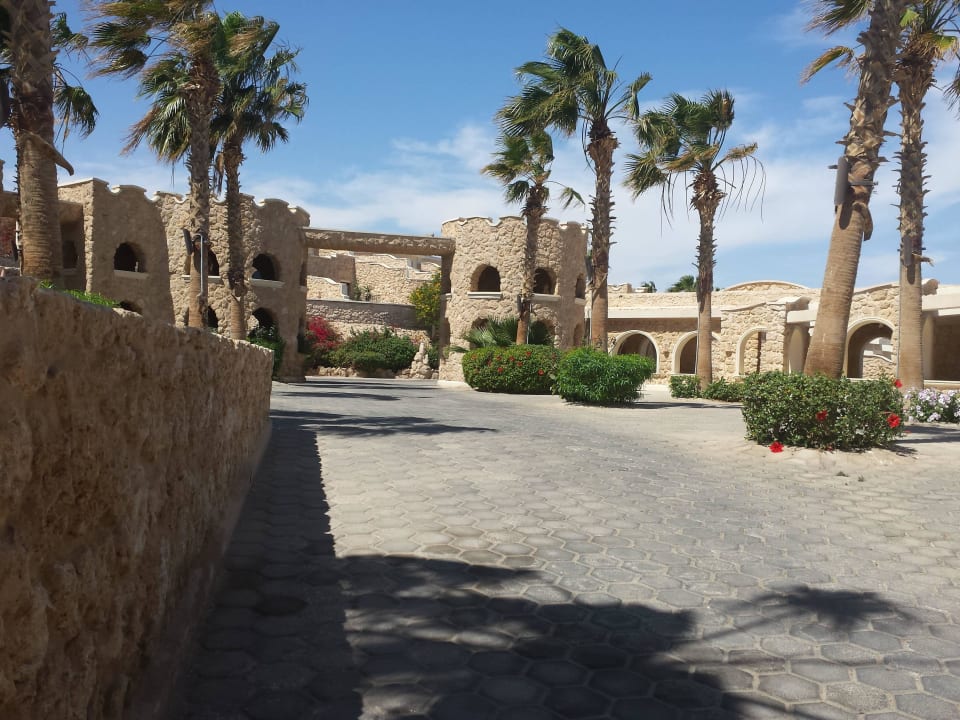 Strass zu den Zimmergebäuden Pickalbatros Citadel Resort