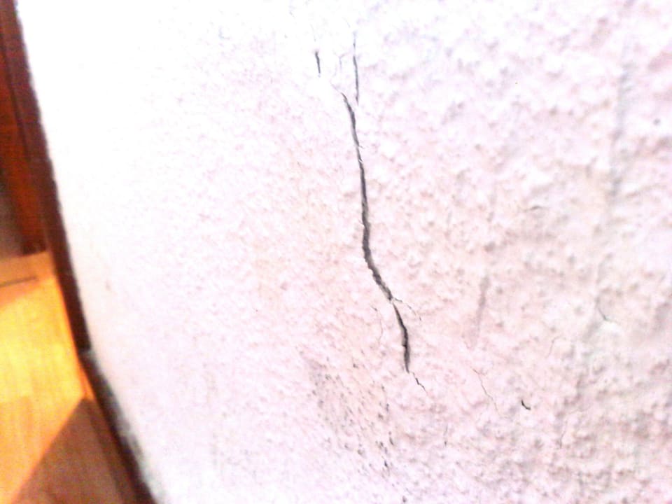 Abgeplatzte Wandputz in Diele Hipotels La Geria