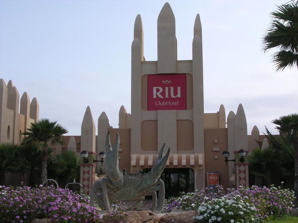 Vor dem Haupteingang Garopa Hotel Riu Funana