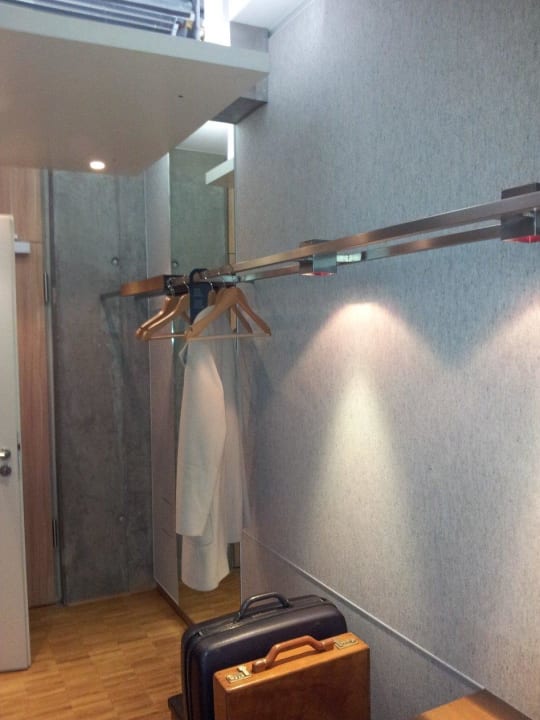 Kleiderschrank Factory Hotel