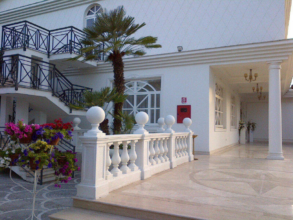 Von außen serh schön gepflegt Hotel Parco del Principi