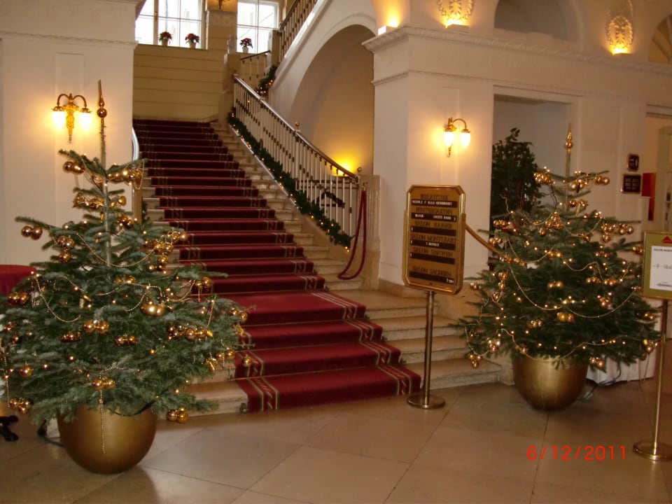 Lobby Austria Trend Hotel Schloss Wilhelminenberg