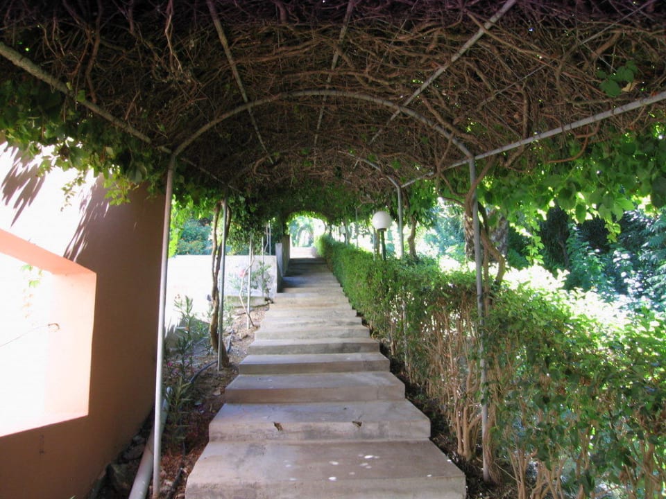 Na pláž se sestupuje podloubím Lindos Mare, Seaside Hotel