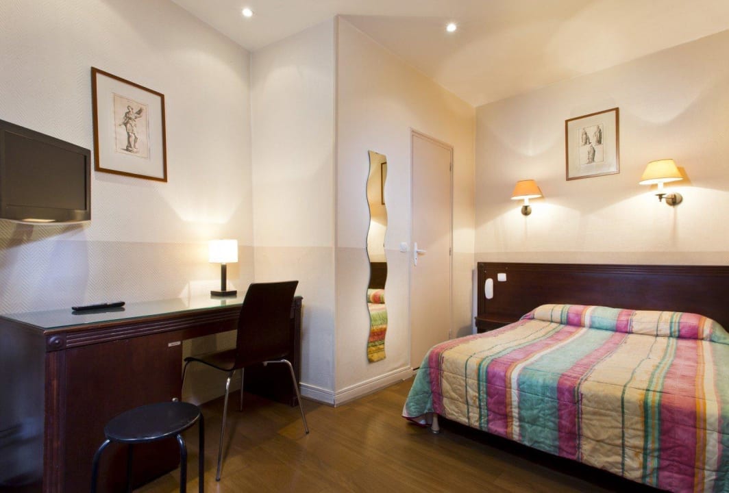 Guest Room Hipotel Paris Gare du Nord Merryl