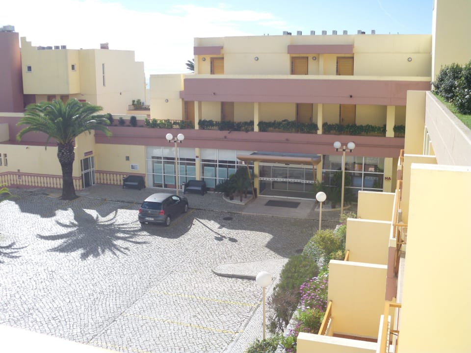 Blick auf Eingang des Hotels Hotel Baia Cristal